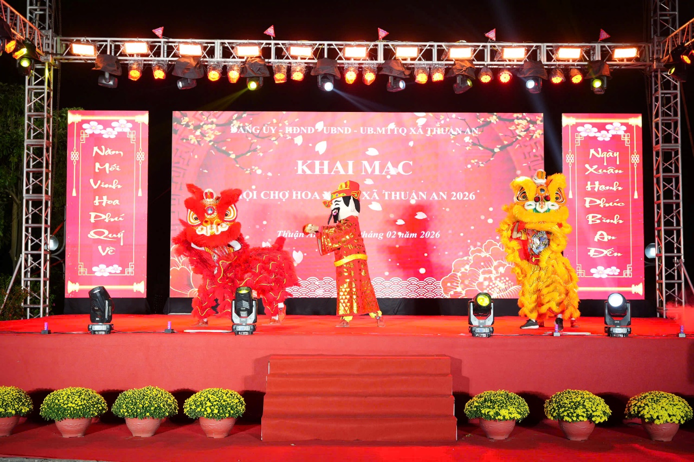 Ảnh có chứa sân khấu, Khiêu vũ, hoa, trong nhà  Nội dung do AI tạo ra có thể không chính xác.