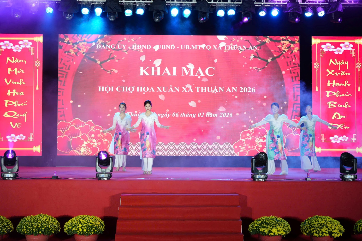 Ảnh có chứa văn bản, sân khấu, Nhà hát, giải trí  Nội dung do AI tạo ra có thể không chính xác.