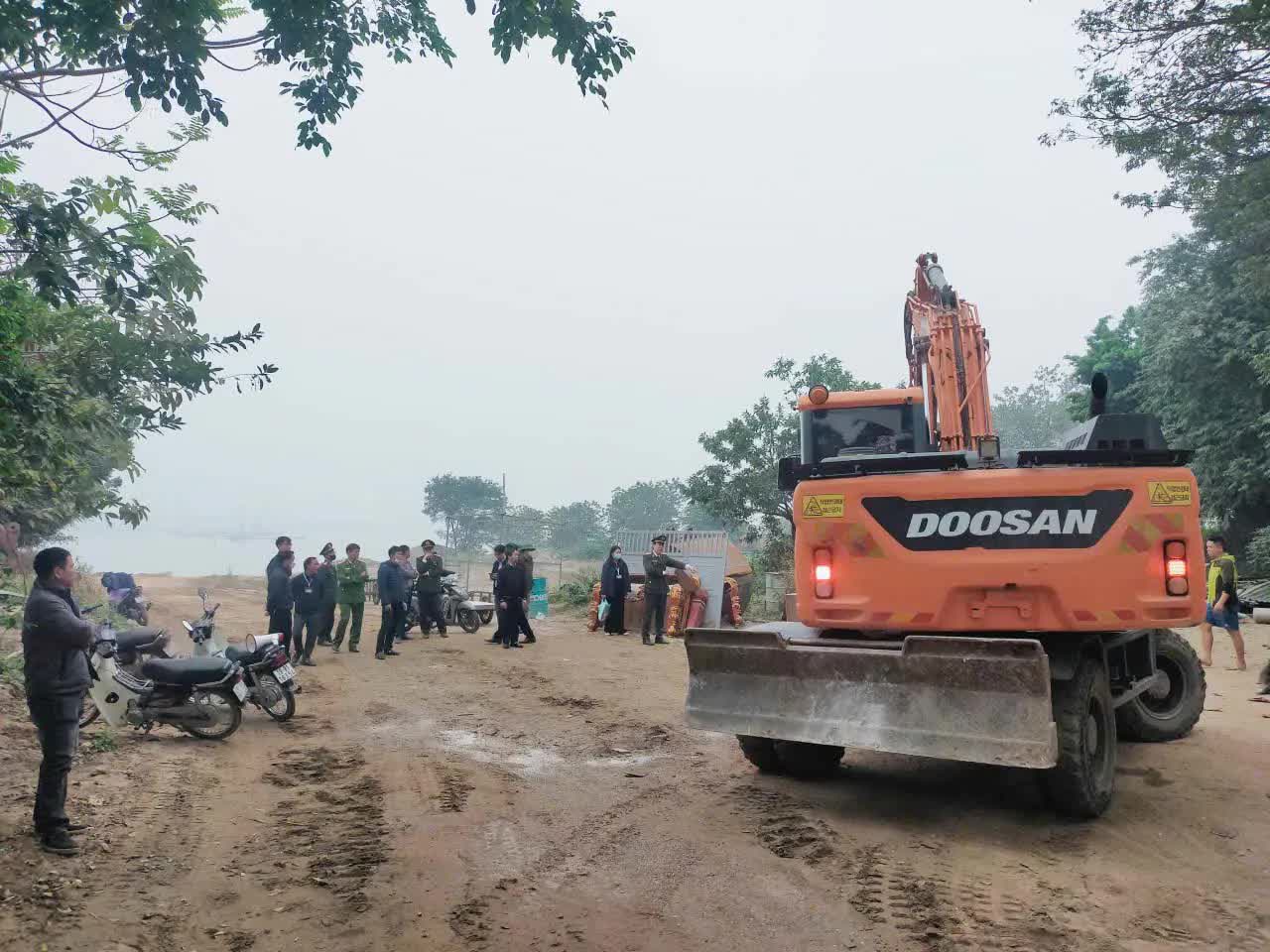 Phường Thượng Cát cưỡng chế, xử lý dứt điểm 7 bãi cát, sỏi không phép ven sông Hồng- Ảnh 7.