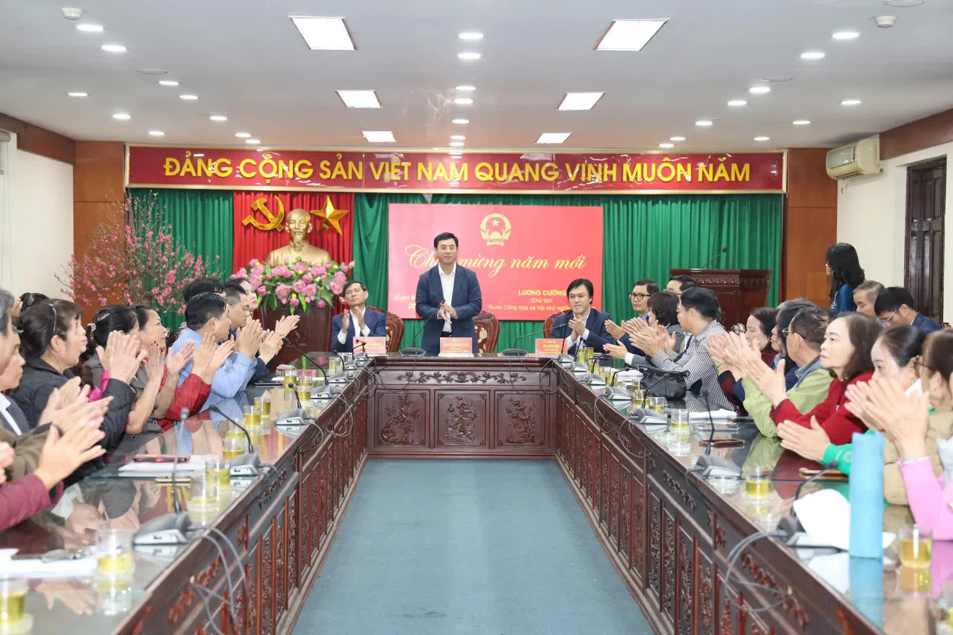 Phường Yên Sở gặp mặt, tặng quà nhân dịp Tết Nguyên đán Bính Ngọ 2026 cho các đồng chí cán bộ cơ sở thuộc Phường- Ảnh 1.