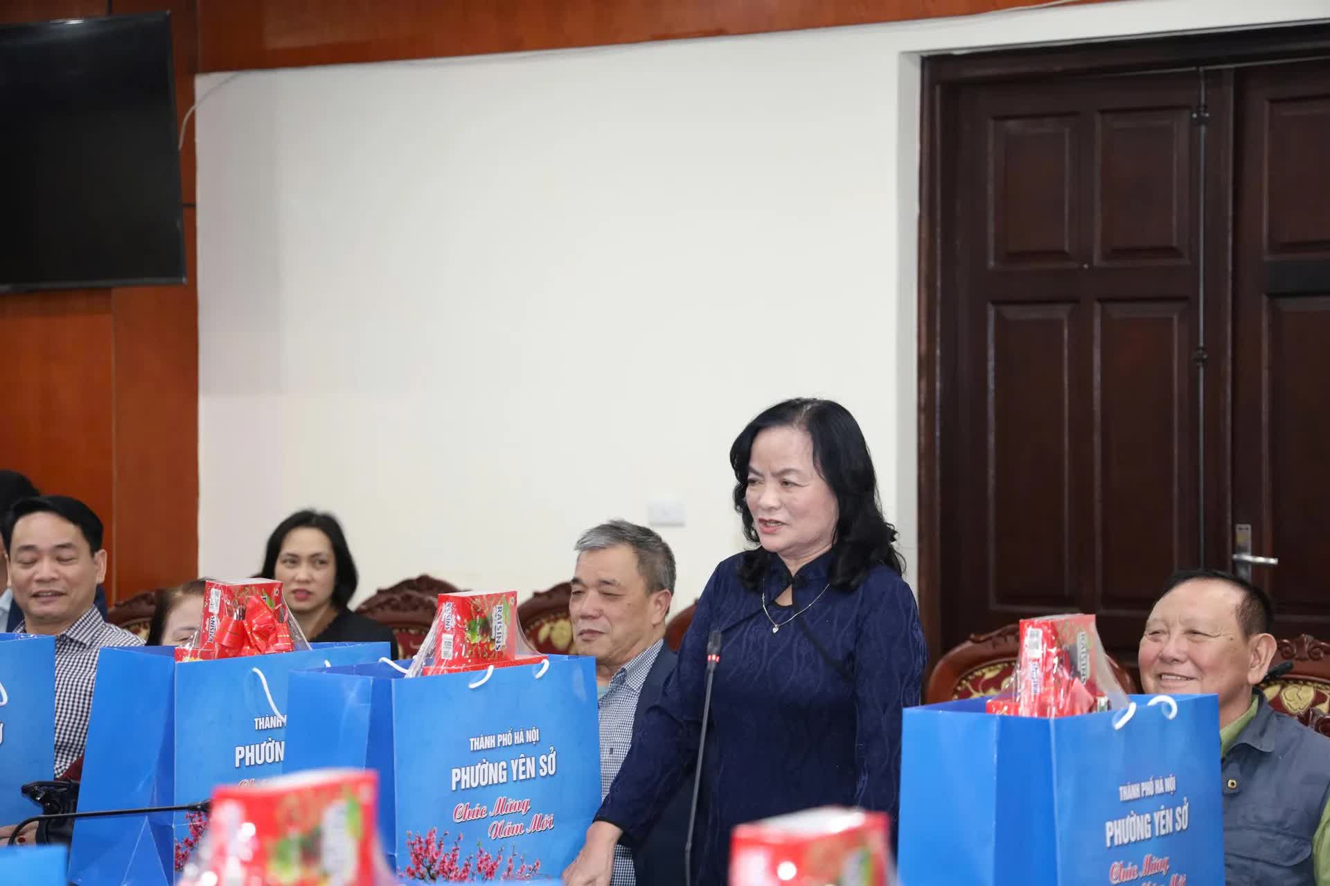 Phường Yên Sở gặp mặt, tặng quà nhân dịp Tết Nguyên đán Bính Ngọ 2026 cho các đồng chí cán bộ cơ sở thuộc Phường- Ảnh 3.