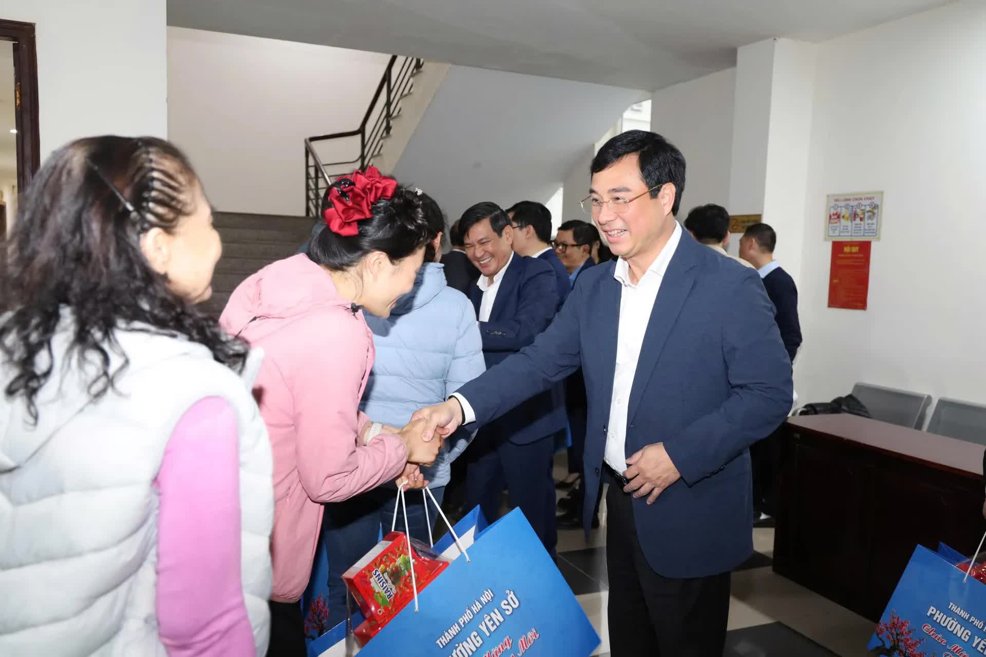 Phường Yên Sở gặp mặt, tặng quà nhân dịp Tết Nguyên đán Bính Ngọ 2026 cho các đồng chí cán bộ cơ sở thuộc Phường- Ảnh 2.