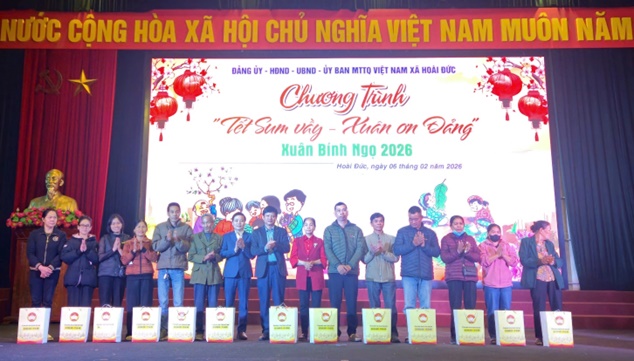 Đảng ủy - HĐND - UBND - UBMTTQ xã Hoài Đức tổ chức trao hơn 330 suất quà tại Chương trình “Tết sum vầy - Xuân ơn Đảng”- Ảnh 9.