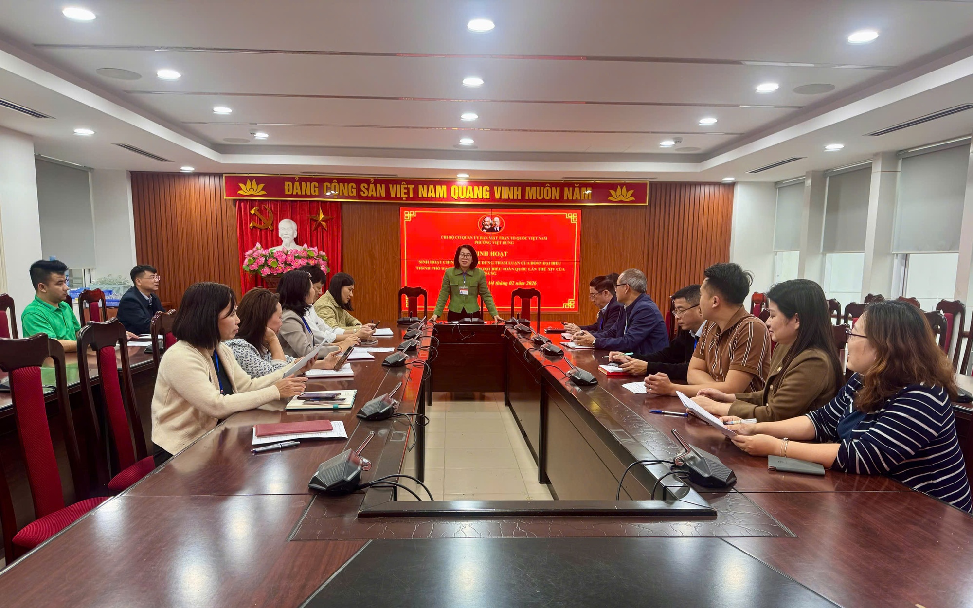 Chi bộ Cơ quan Ủy ban MTTQ Việt Nam phường Việt Hưng tổ chức sinh hoạt chính trị về nội dung tham luận của đoàn đại biểu thành phố Hà Nội tại Đại hội XIV của Đảng