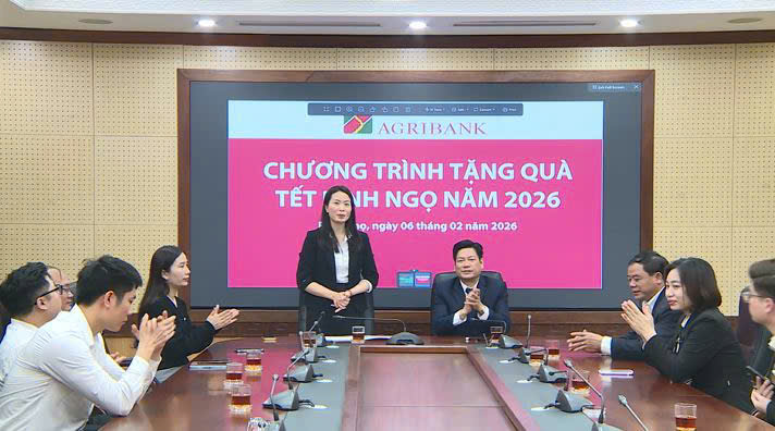 Ngân hàng NN&PTNT chi nhánh Phúc Thọ trao kinh phí Chương trình "Agribank chung tay vì người nghèo Xuân Bính Ngọ năm 2026"- Ảnh 2.