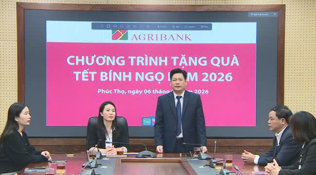 Ngân hàng NN&PTNT chi nhánh Phúc Thọ trao kinh phí Chương trình "Agribank chung tay vì người nghèo Xuân Bính Ngọ năm 2026"- Ảnh 1.