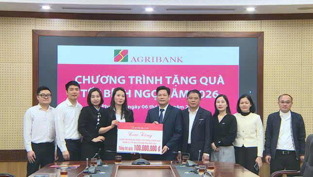 Ngân hàng NN&PTNT chi nhánh Phúc Thọ trao kinh phí Chương trình "Agribank chung tay vì người nghèo Xuân Bính Ngọ năm 2026"- Ảnh 5.