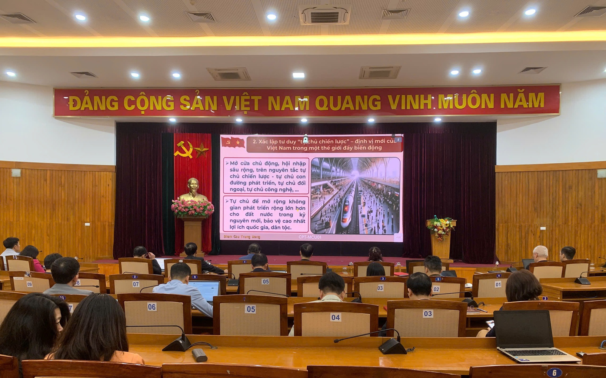 Đảng ủy phường Việt Hưng tổ chức các điểm cầu dự Hội nghị trực tuyến toàn quốc quán triệt Nghị quyết Đại hội XIV của Đảng.