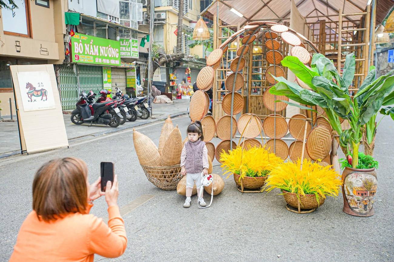 Chợ hoa Hàng Lược 'đánh thức' Tết Bính Ngọ giữa lòng phố cổ- Ảnh 1.