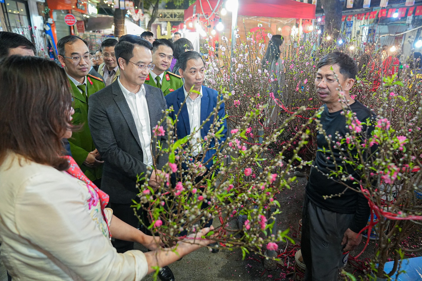 Khai mạc chợ hoa Hàng Lược: Phiên chợ trăm tuổi đón Tết Bính Ngọ- Ảnh 6.