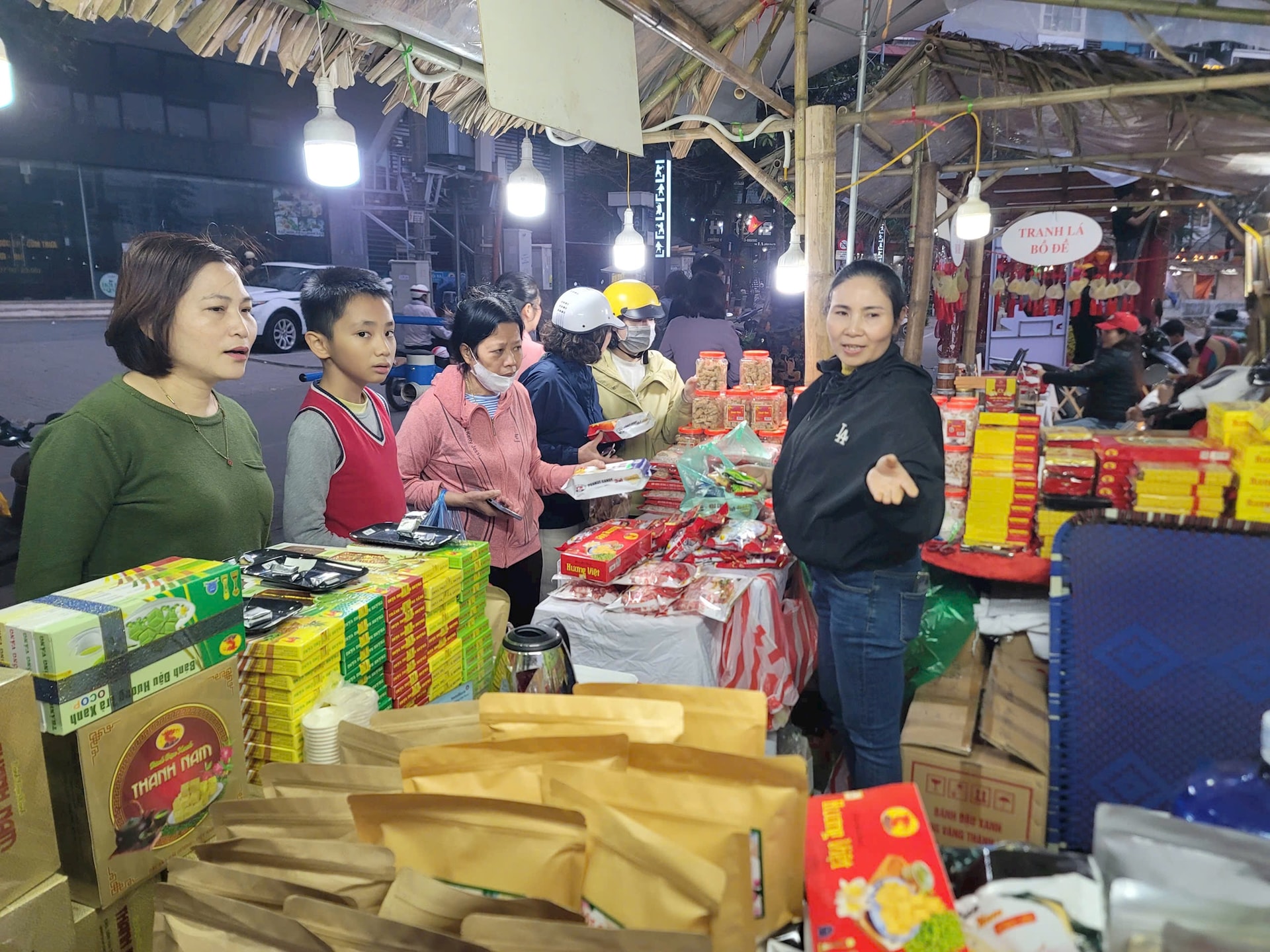 Trải nghiệm không khí Tết tại Hội chợ xuân phường Giảng Võ- Ảnh 2.