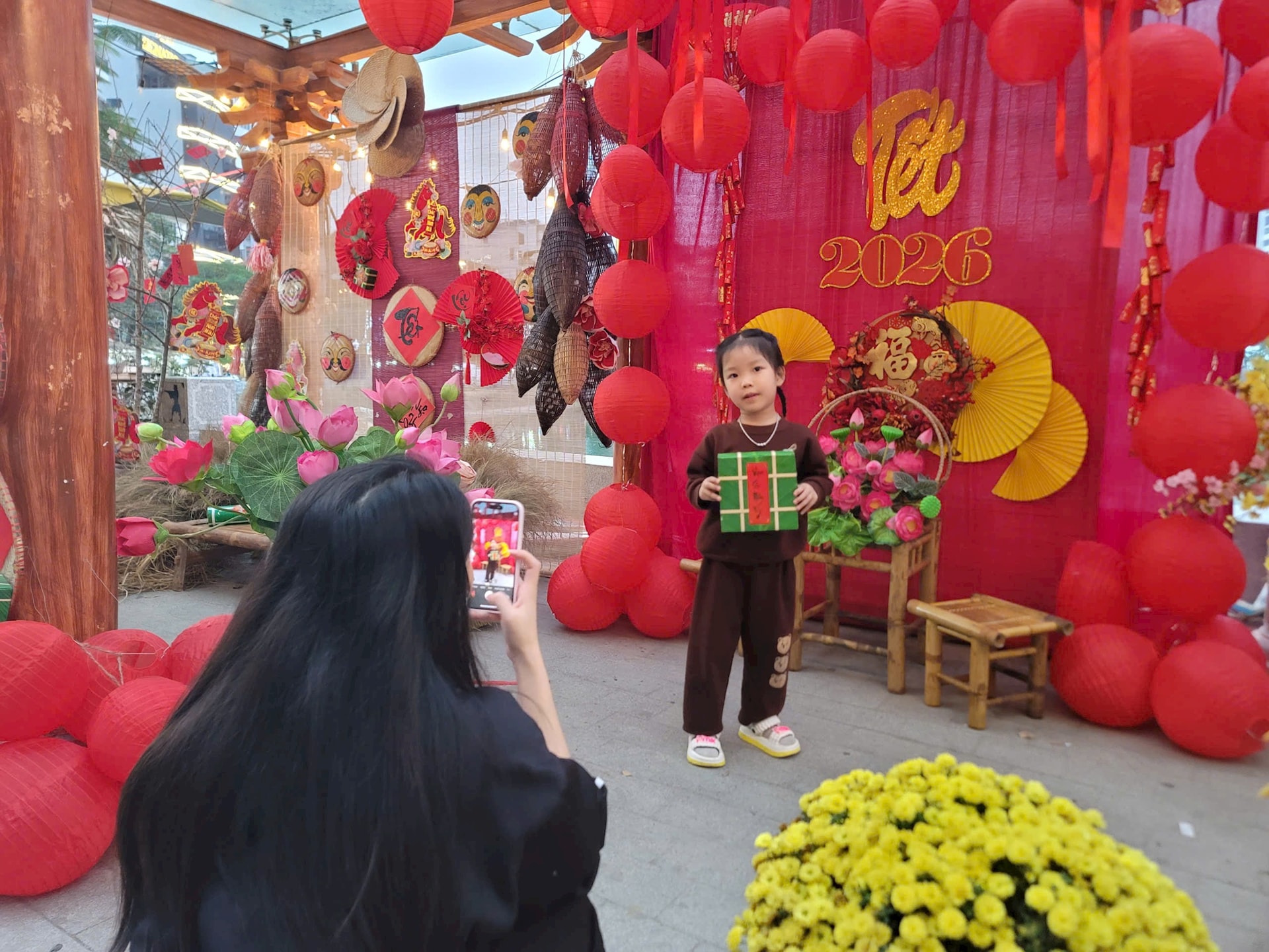 Trải nghiệm không khí Tết tại Hội chợ xuân phường Giảng Võ- Ảnh 4.