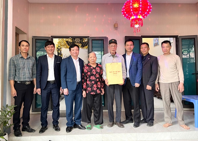 Đồng chí Trần Văn Nghĩa-Phó Bí thư Thường trực Đảng ủy xã thăm hỏi, tặng quà tết người có công tiêu biểu và Người cao tuổi tròn 100 tuổi- Ảnh 3.
