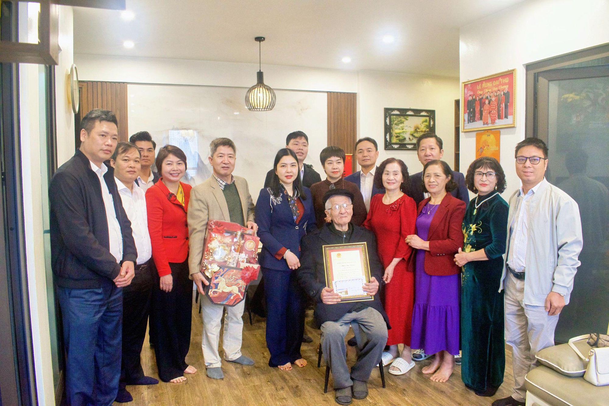 Lãnh đạo phường thăm, tặng quà các gia đình chính sách tiêu biểu và chúc thọ Người cao tuổi nhân dịp Tết Nguyên đán Bính Ngọ 2026- Ảnh 1.