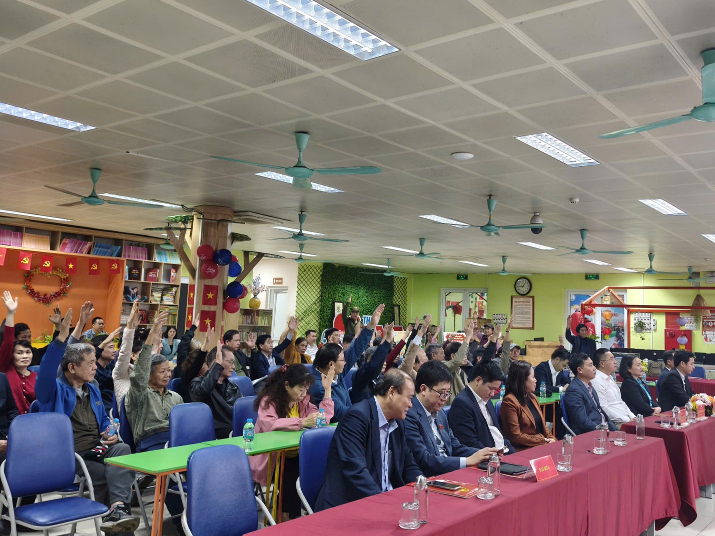 Lấy ý kiến nhận xét của cử tri nơi cư trú đối với đồng chí Nguyễn Việt Hà tại phường Thanh Xuân- Ảnh 3.