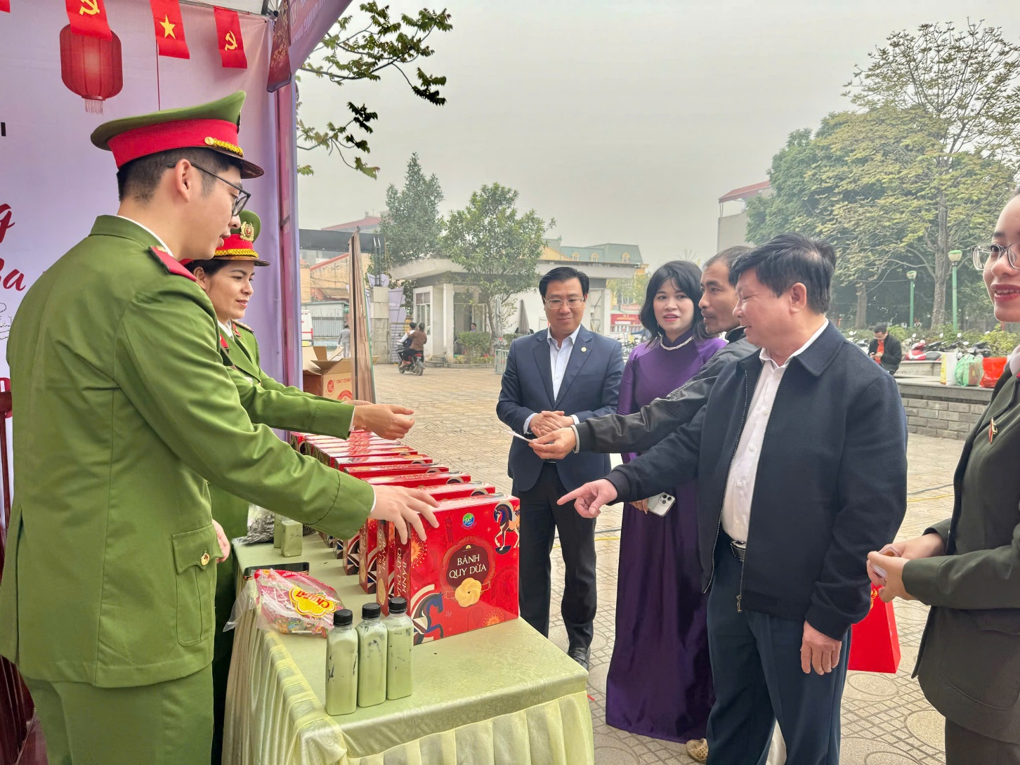 Công an xã Hoài Đức trao tặng 400 phần quà thiết thực cho người dân khó khăn trên địa bàn- Ảnh 1.