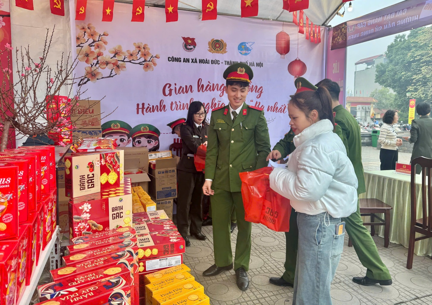 Công an xã Hoài Đức trao tặng 400 phần quà thiết thực cho người dân khó khăn trên địa bàn- Ảnh 2.