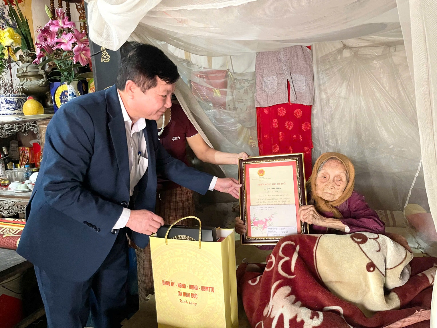 Đồng chí Trần Văn Nghĩa-Phó Bí thư Thường trực Đảng ủy xã thăm hỏi, tặng quà tết người có công tiêu biểu và Người cao tuổi tròn 100 tuổi- Ảnh 1.