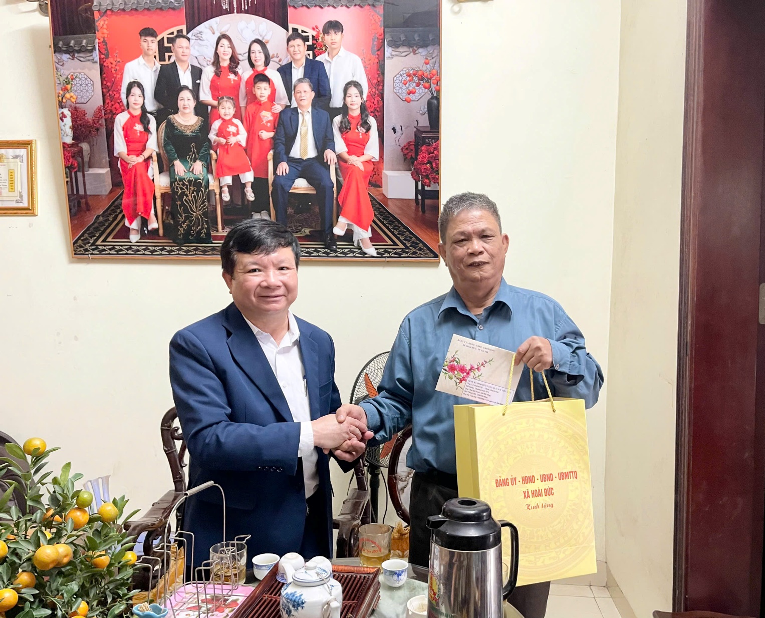 Đồng chí Trần Văn Nghĩa-Phó Bí thư Thường trực Đảng ủy xã thăm hỏi, tặng quà tết người có công tiêu biểu và Người cao tuổi tròn 100 tuổi- Ảnh 2.