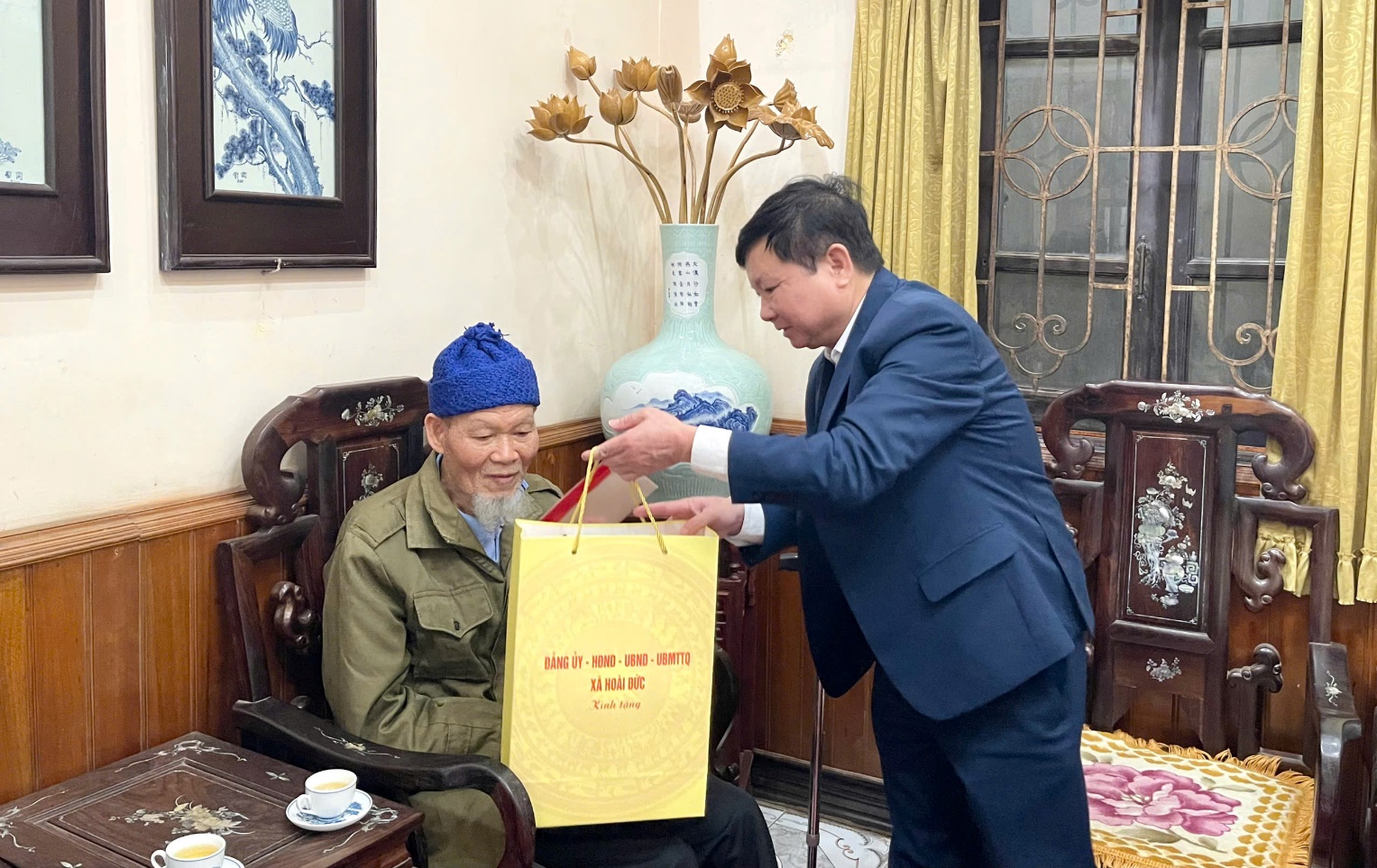 Đồng chí Trần Văn Nghĩa-Phó Bí thư Thường trực Đảng ủy xã thăm hỏi, tặng quà tết người có công tiêu biểu và Người cao tuổi tròn 100 tuổi- Ảnh 4.