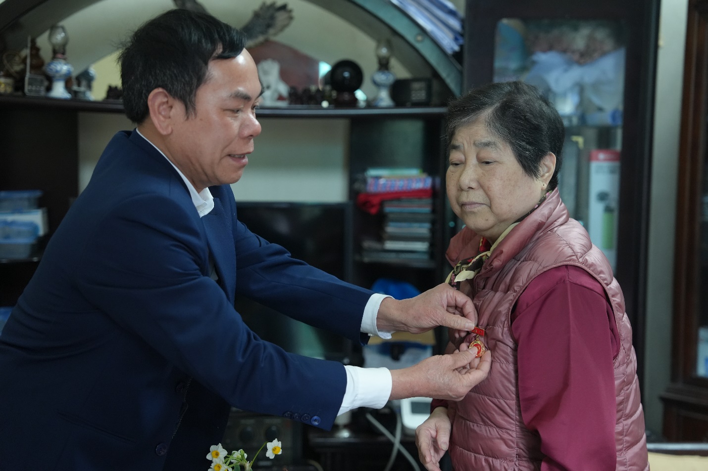 Trao Huy hiệu 40 năm tuổi Đảng cho đảng viên Nguyễn Thị Bường- Ảnh 1.