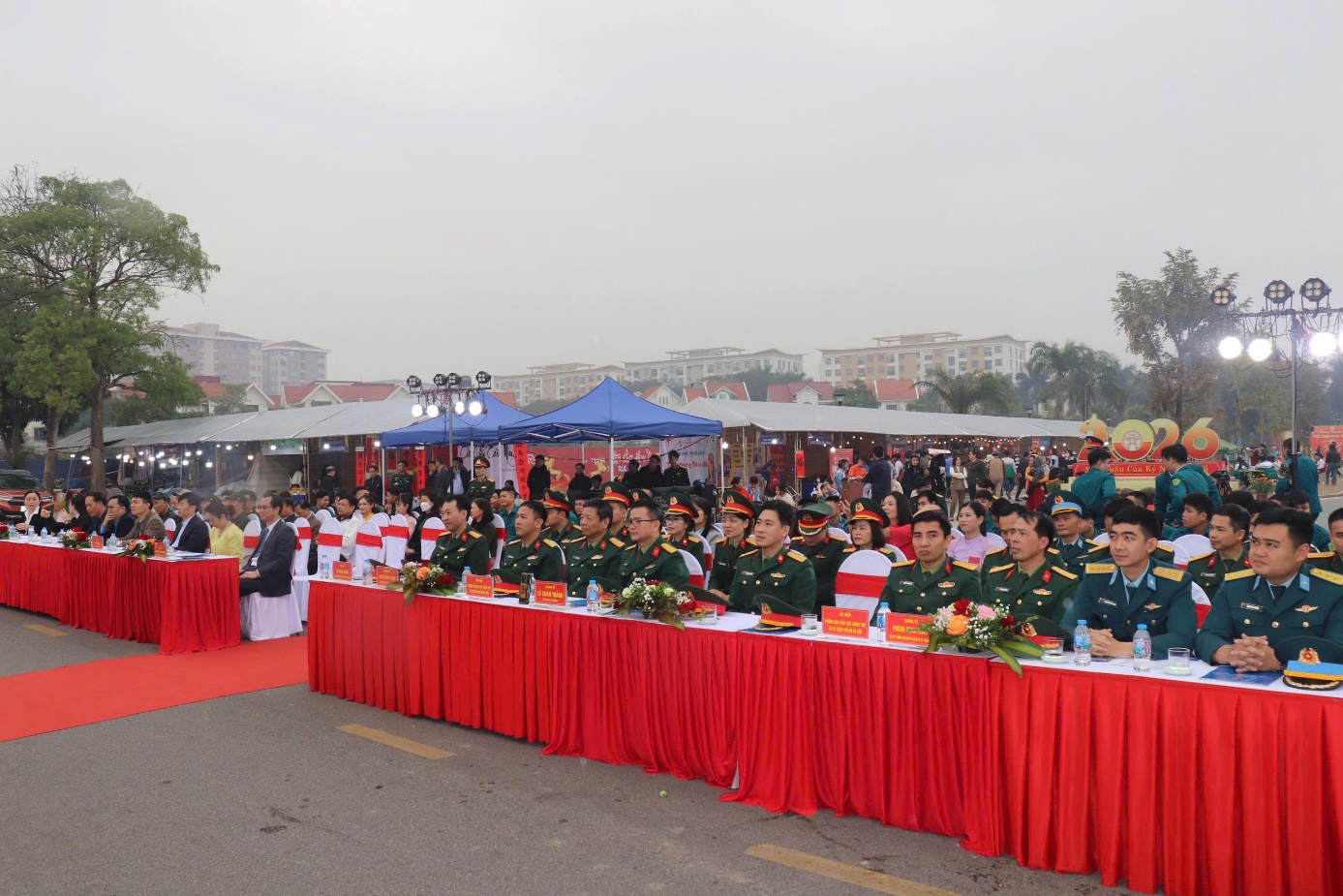 Ảnh có chứa bầu trời, ngoài trời, người, trang phục  Nội dung do AI tạo ra có thể không chính xác.