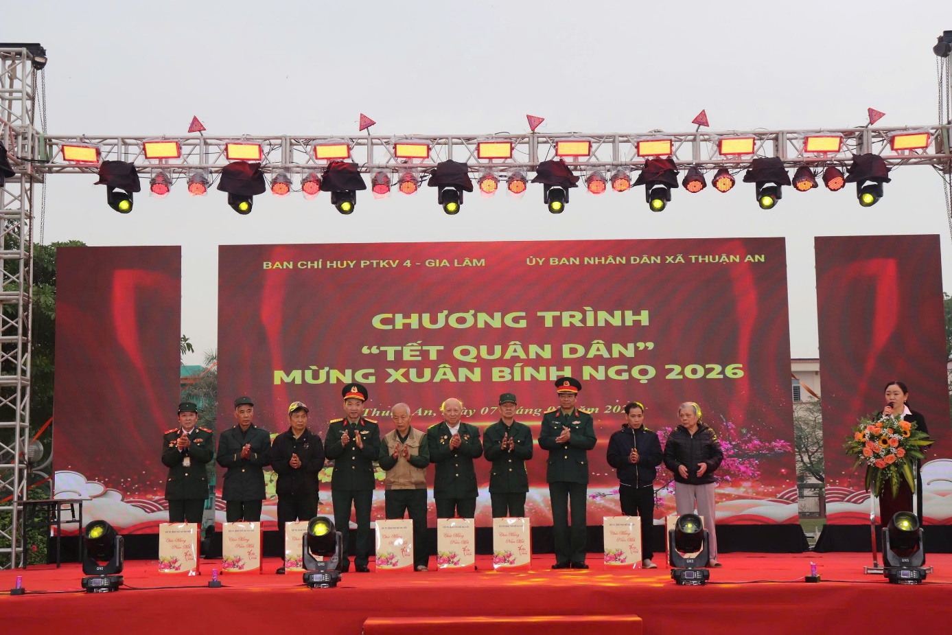 Ảnh có chứa bầu trời, văn bản, thảm, người  Nội dung do AI tạo ra có thể không chính xác.