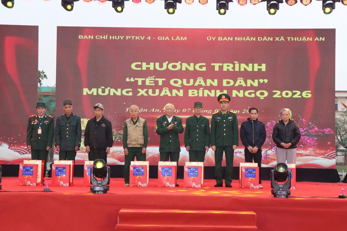 Ảnh có chứa văn bản, trang phục, người, đàn ông  Nội dung do AI tạo ra có thể không chính xác.