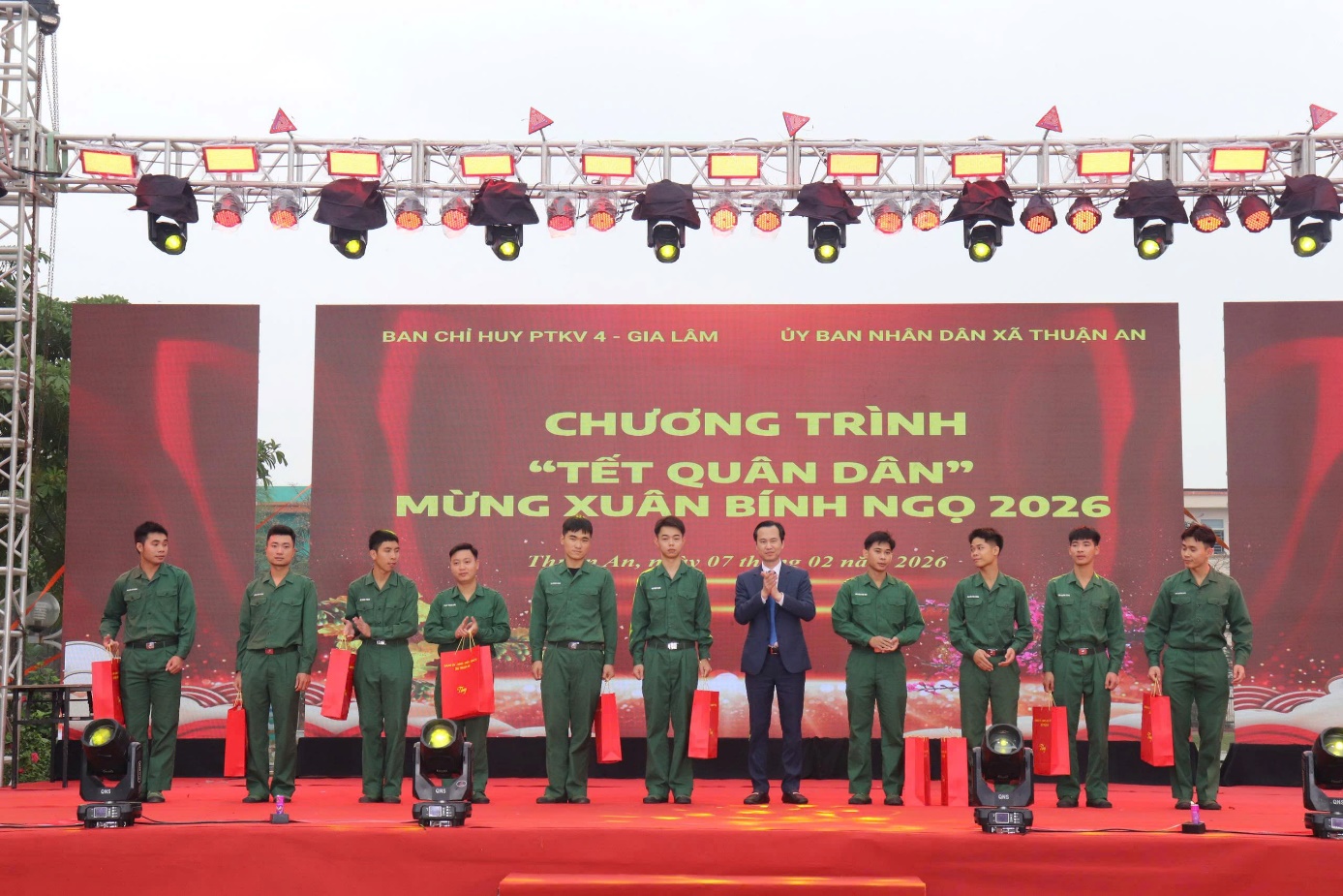 Ảnh có chứa bầu trời, người, thảm, trang phục  Nội dung do AI tạo ra có thể không chính xác.