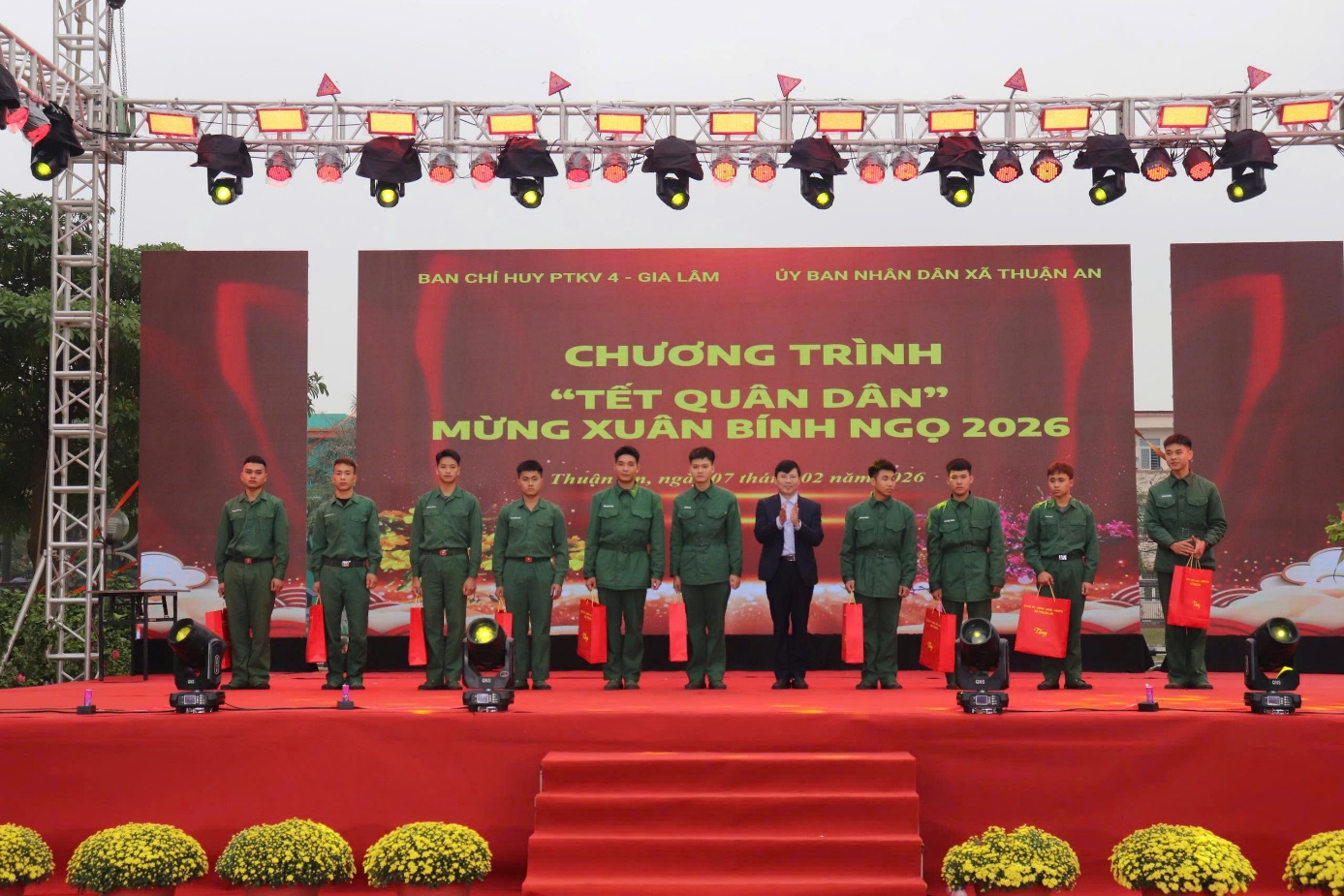 Ảnh có chứa văn bản, người, màu đỏ, sự kiện  Nội dung do AI tạo ra có thể không chính xác.