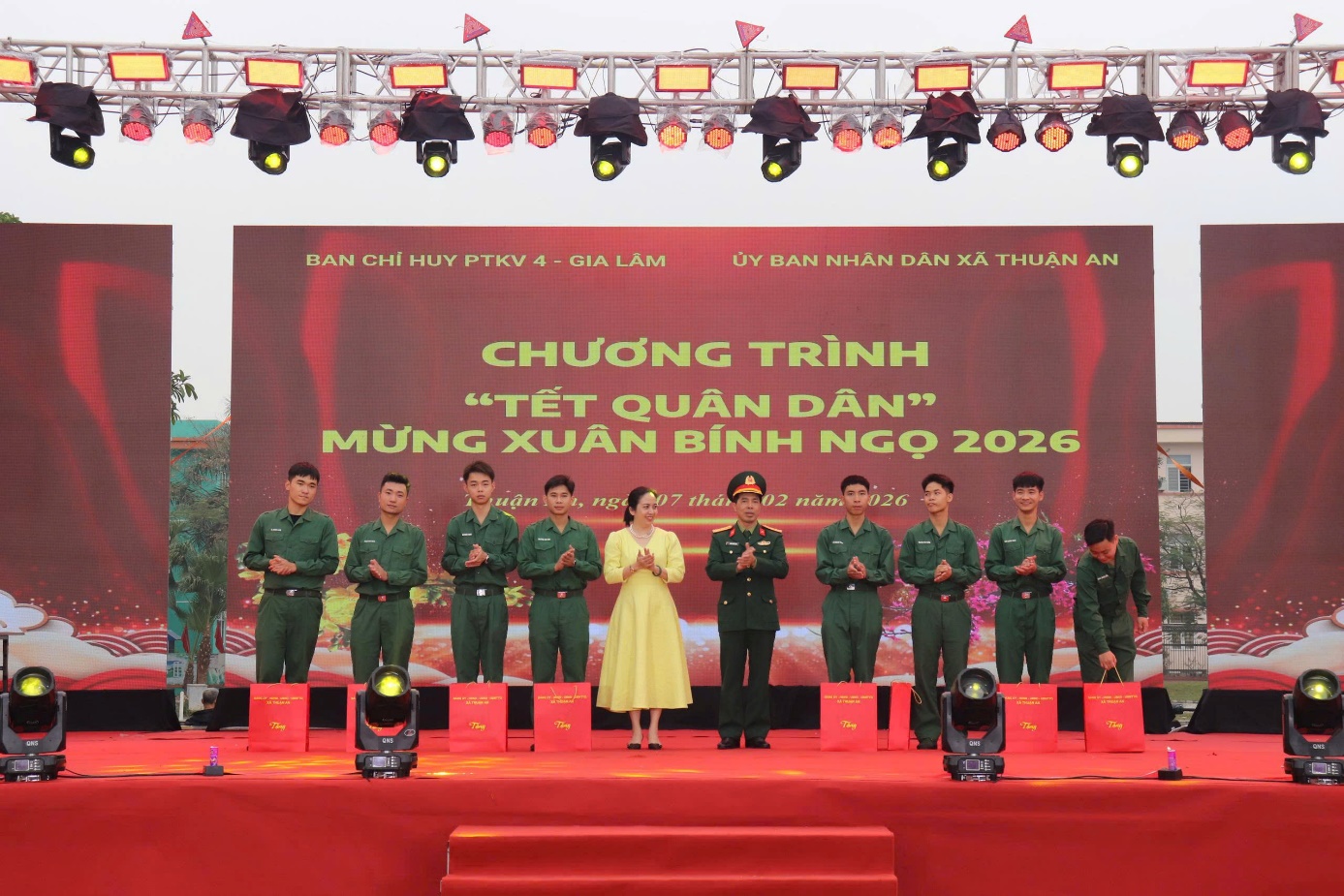 Ảnh có chứa trang phục, trong nhà, người, màu đỏ  Nội dung do AI tạo ra có thể không chính xác.