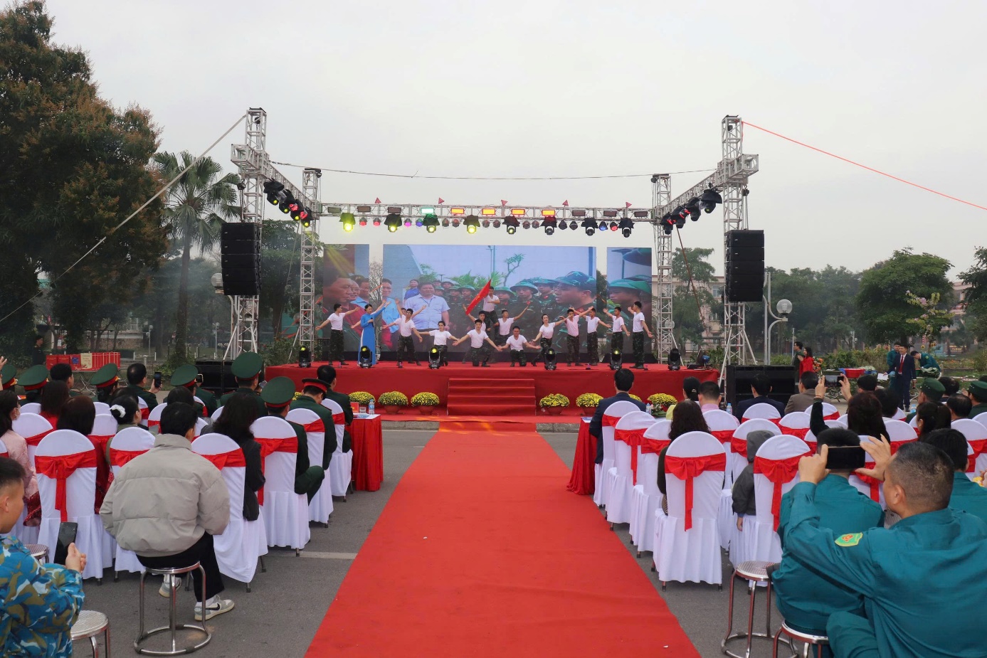 Ảnh có chứa bầu trời, trang phục, người, thảm  Nội dung do AI tạo ra có thể không chính xác.