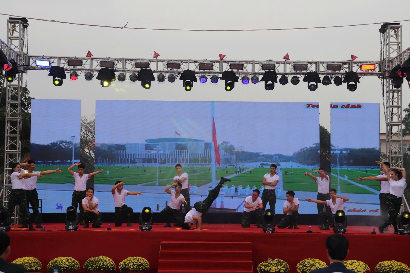 Ảnh có chứa bầu trời, người, ngoài trời, sự kiện  Nội dung do AI tạo ra có thể không chính xác.