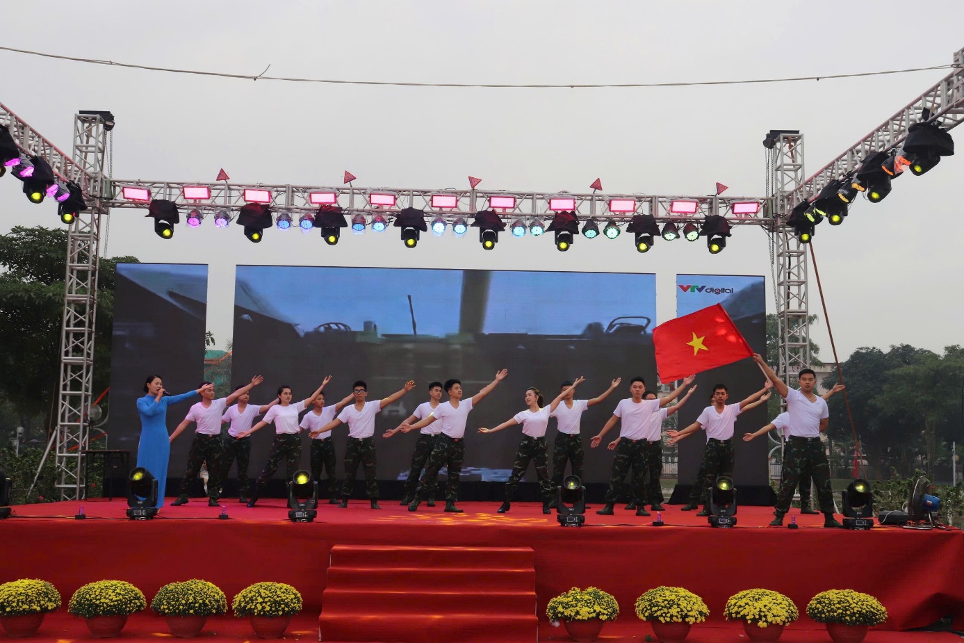 Ảnh có chứa bầu trời, ngoài trời, người, sự kiện  Nội dung do AI tạo ra có thể không chính xác.