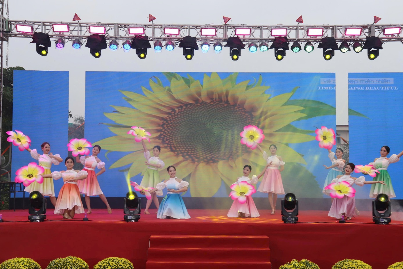 Ảnh có chứa Khiêu vũ, hoa, trang phục, người  Nội dung do AI tạo ra có thể không chính xác.