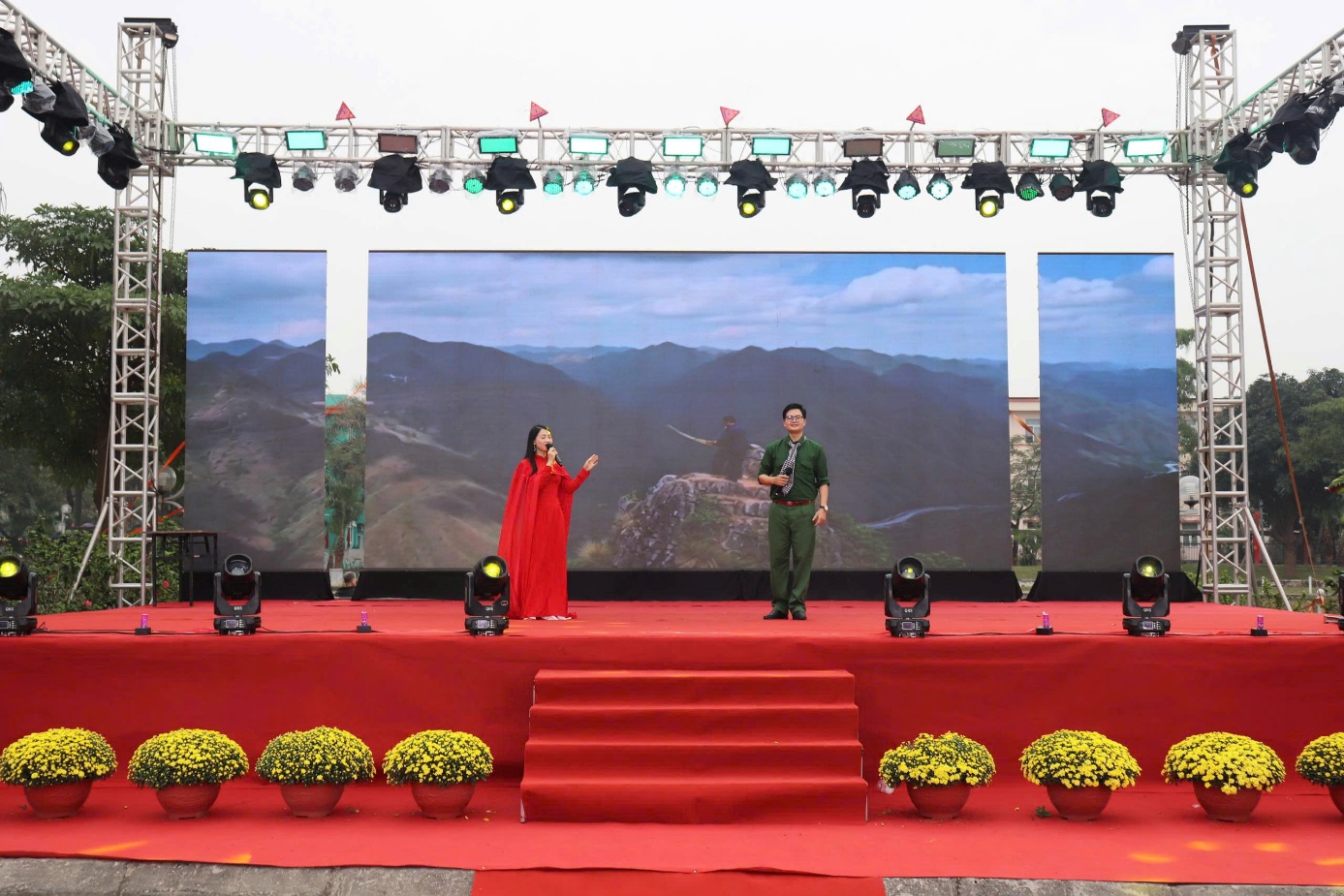 Ảnh có chứa bầu trời, ngoài trời, núi, hoa  Nội dung do AI tạo ra có thể không chính xác.