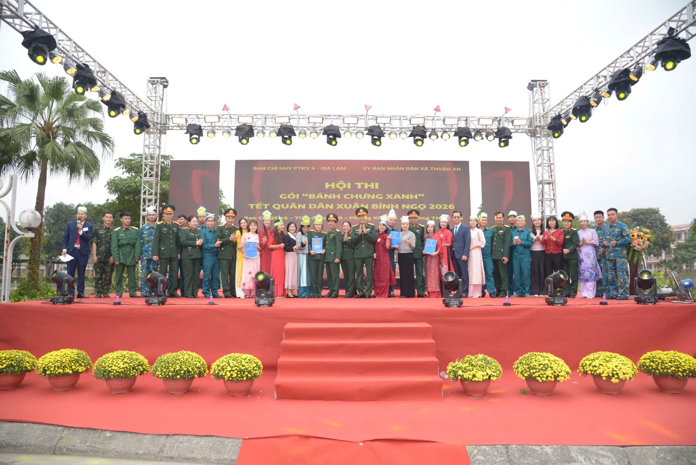 Ảnh có chứa bầu trời, thảm, người, ngoài trời  Nội dung do AI tạo ra có thể không chính xác.