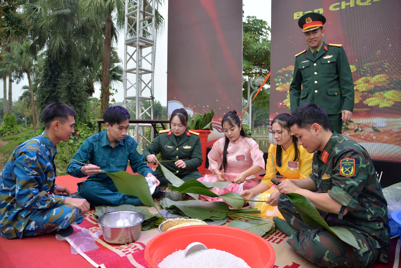 Ảnh có chứa trang phục, người, Mặt người, nhóm  Nội dung do AI tạo ra có thể không chính xác.