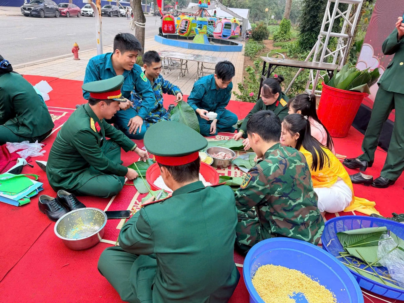 Ảnh có chứa trang phục, người, ngoài trời, cậu bé  Nội dung do AI tạo ra có thể không chính xác.