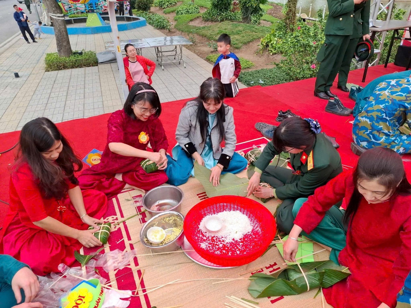 Ảnh có chứa trang phục, người, cô gái, ngoài trời  Nội dung do AI tạo ra có thể không chính xác.