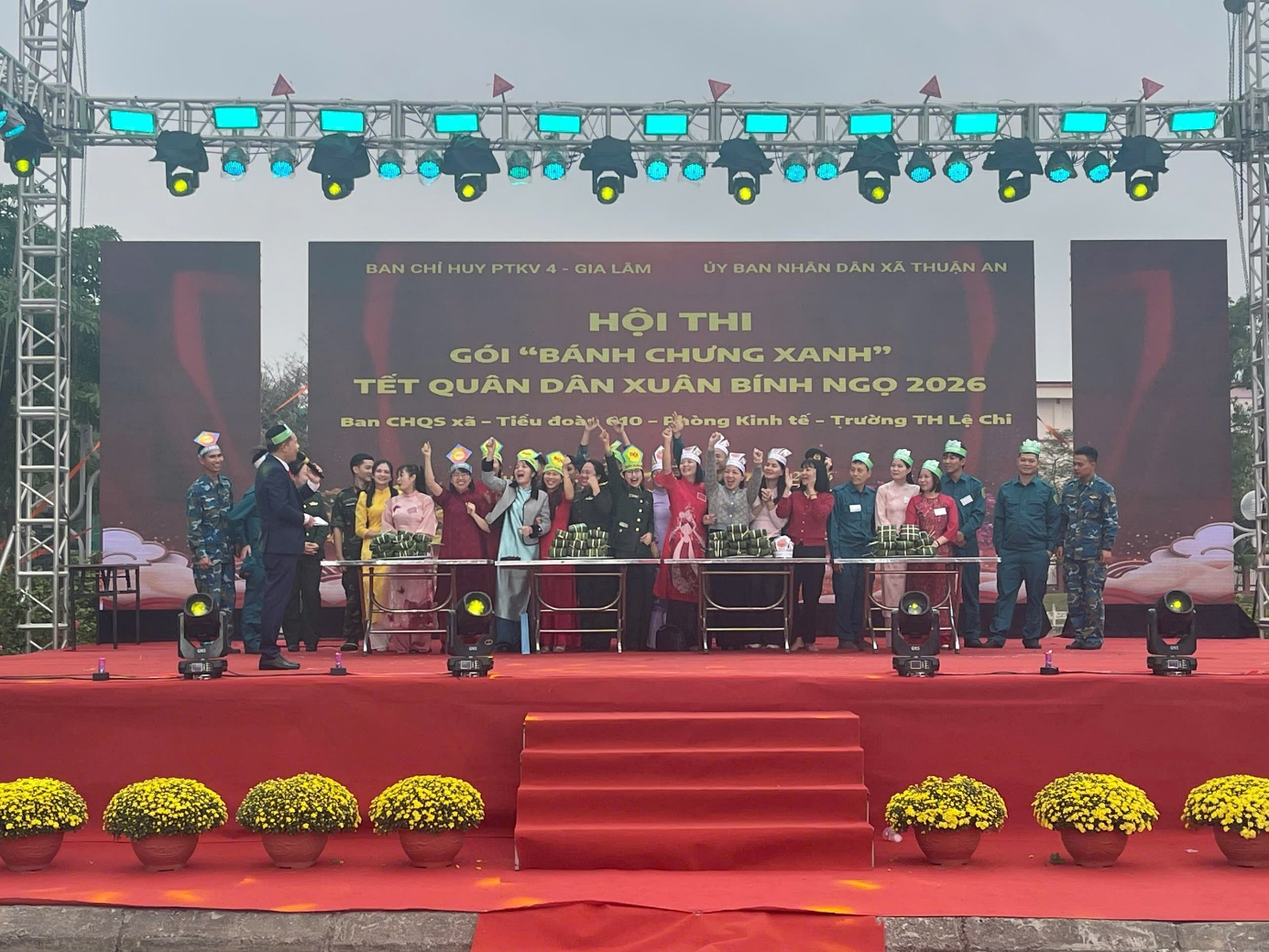 Ảnh có chứa văn bản, sân khấu, người, rộng lớn  Nội dung do AI tạo ra có thể không chính xác.