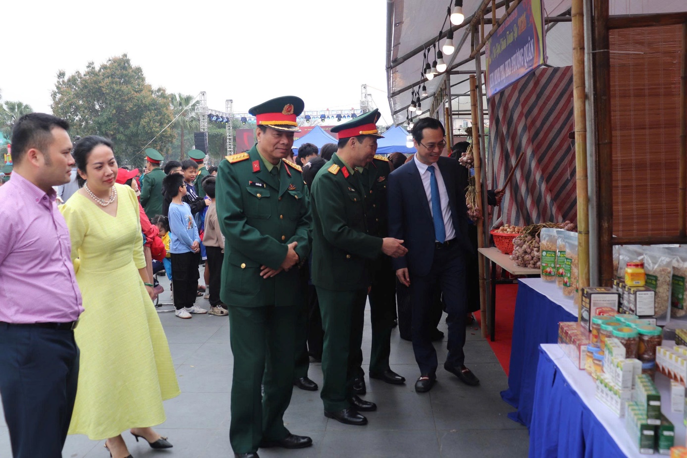 Ảnh có chứa trang phục, người, đàn ông, giày dép  Nội dung do AI tạo ra có thể không chính xác.