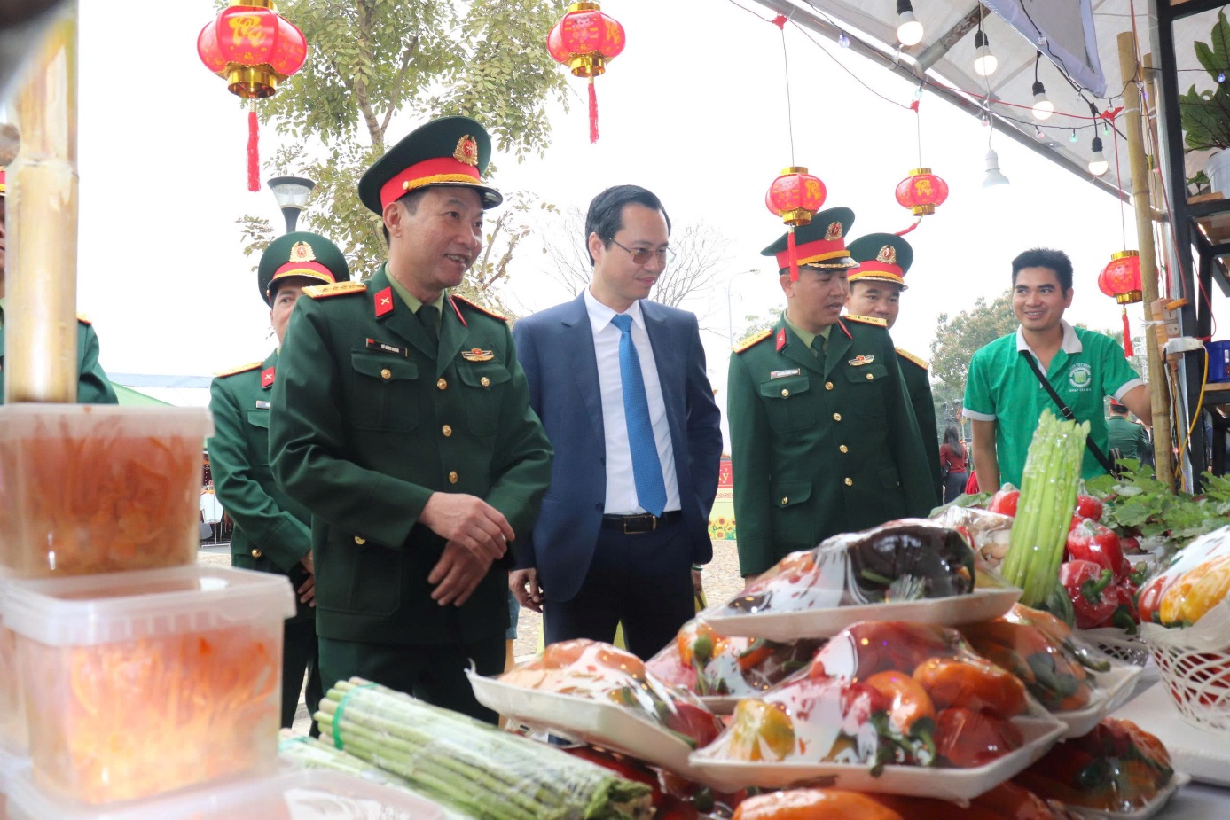 Ảnh có chứa trang phục, người, đàn ông, thực phẩm  Nội dung do AI tạo ra có thể không chính xác.