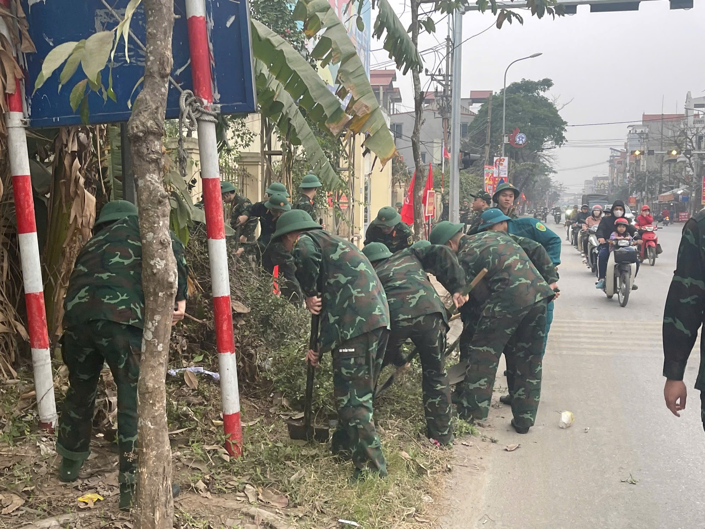 Ảnh có chứa ngoài trời, bầu trời, cây cối, trang phục  Nội dung do AI tạo ra có thể không chính xác.