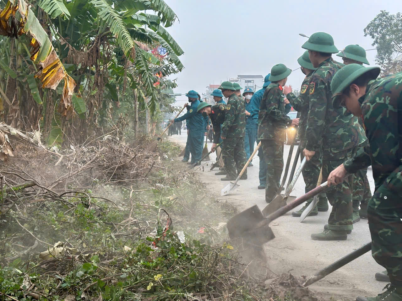 Ảnh có chứa ngoài trời, trang phục, người, mũ bảo hiểm  Nội dung do AI tạo ra có thể không chính xác.