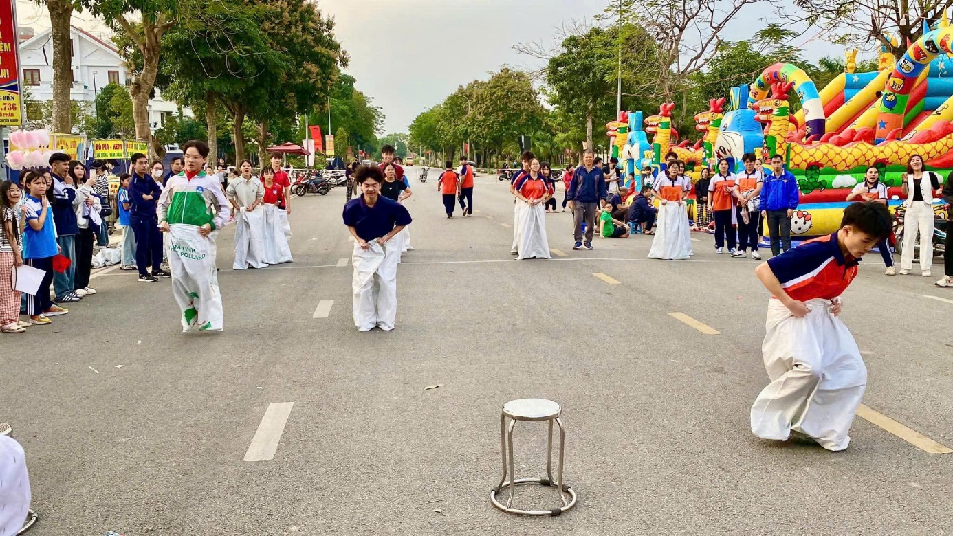 Ảnh có chứa người, trang phục, ngoài trời, giày dép  Nội dung do AI tạo ra có thể không chính xác.