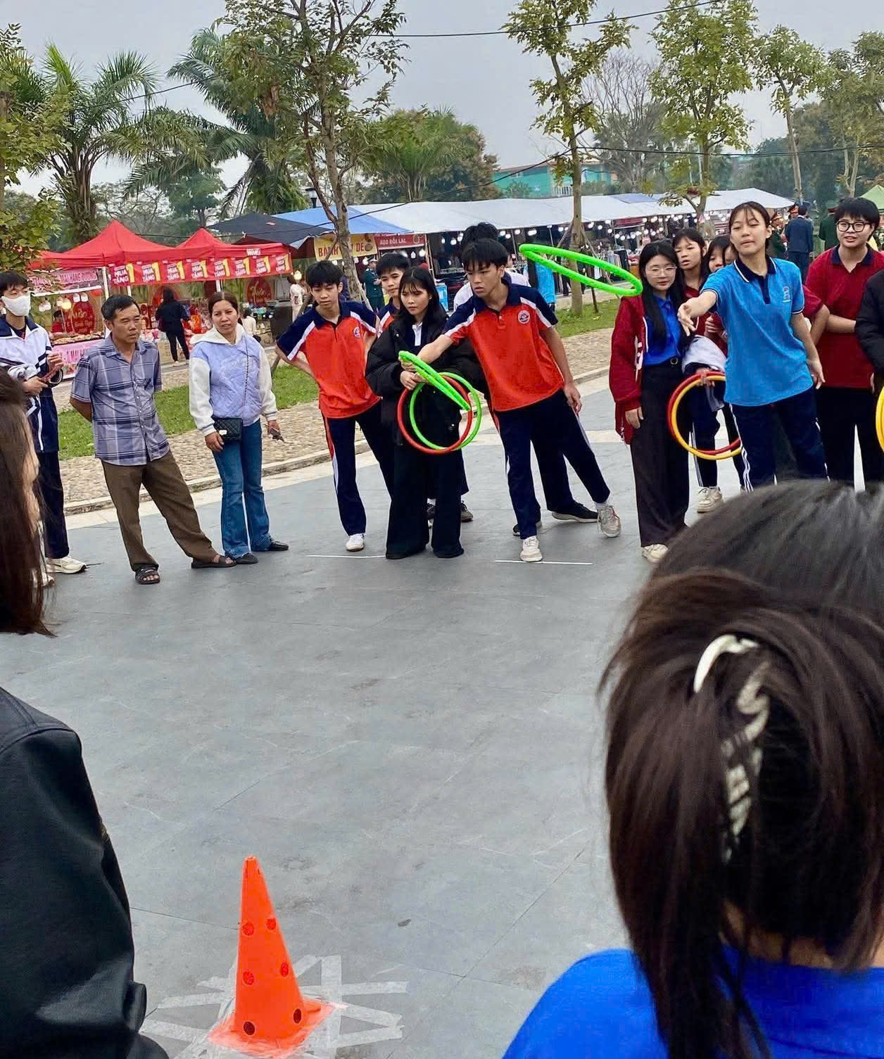 Ảnh có chứa trang phục, người, giày dép, ngoài trời  Nội dung do AI tạo ra có thể không chính xác.