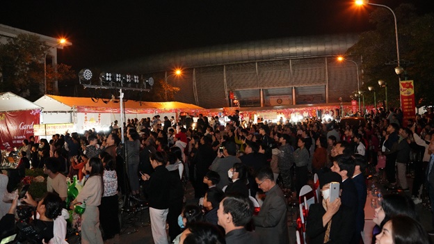 Hoài Đức tổ chức Chương trình "Tết sum vầy - Xuân ơn Đảng" và khai mạc chợ hoa Xuân Bính Ngọ 2026- Ảnh 19.