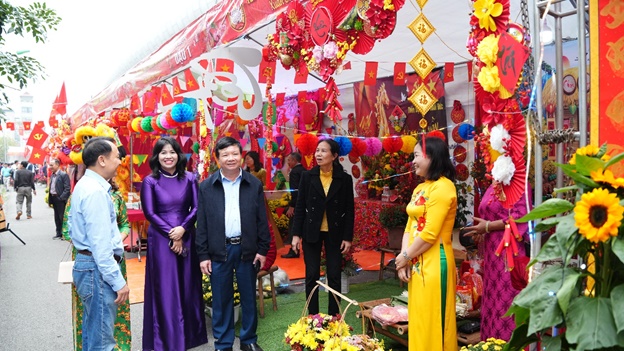 Hoài Đức tổ chức Chương trình "Tết sum vầy - Xuân ơn Đảng" và khai mạc chợ hoa Xuân Bính Ngọ 2026- Ảnh 8.