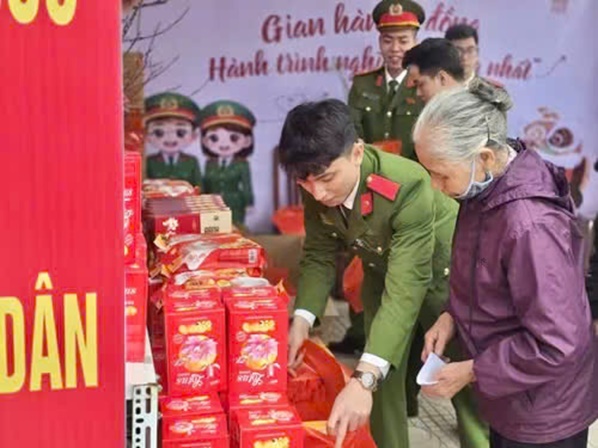 Công an xã Hoài Đức trao tặng 400 phần quà thiết thực cho người dân khó khăn trên địa bàn- Ảnh 3.
